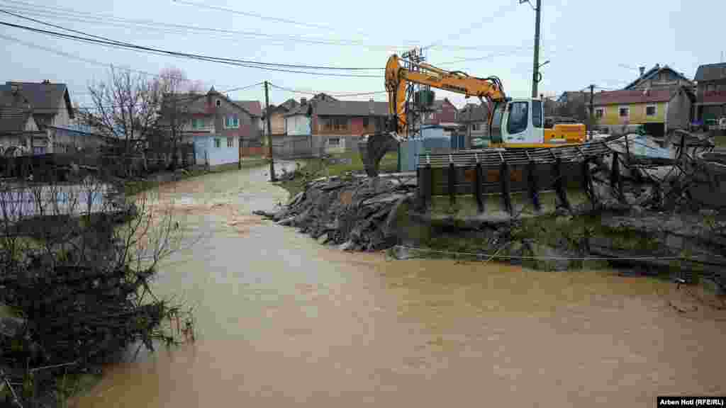 Potpuno poplavljena ulica u opštini Mališevo.
