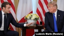 Frenkistan ve ABD prezidentleri Emmanuel Macron ve Donald Trump. Londra, 2019 senesi dekabrniñ 3-ü