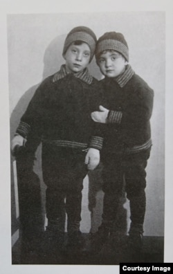 Ира Вербловская с братом Юрой, Ленинград, 1935