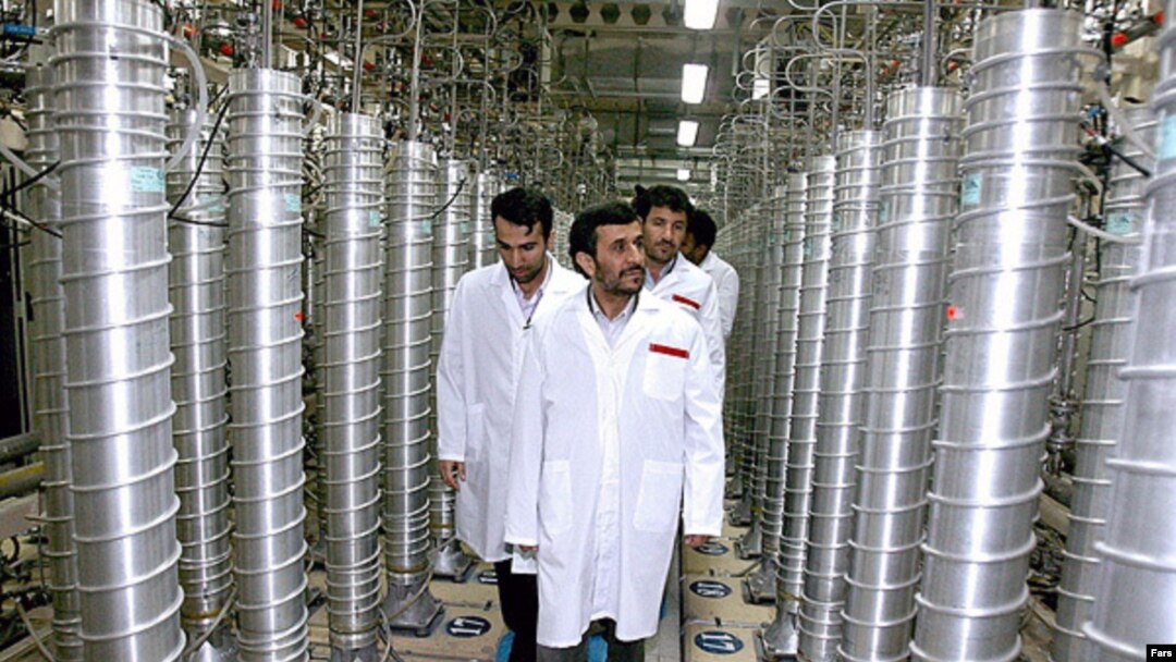 محمود احمدی نژاددر حال بازدید از تاسیسات نطنز در سال ۱۳۸۷.