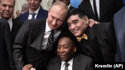 Ռուսաստանի նախագահ Վլադիմիր Պուտինը ֆուտբոլի լեգենդներ Պելեի և Դիեգո Մարադոնայի հետ, Կրեմլ, Մոսկվա, 1-ը դեկտեմբերի, 2017թ․