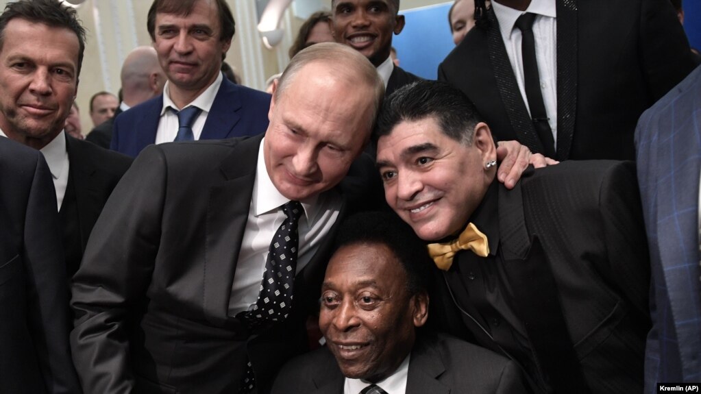 Путін (ліворуч), Пеле і Марадона у Москві, 1 грудня 2017 року
