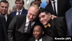 Путин Пеле ва Марадонна билан. 2017 йилнинг 1 декабри, Кремль. Архив сурат.