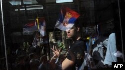 Gesta mladića u autobusu koji posmatra protest desničara, Beograd, 2013.