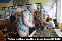 Волонтерська група «Вірю в Україну» плете сітки у Запоріжжі