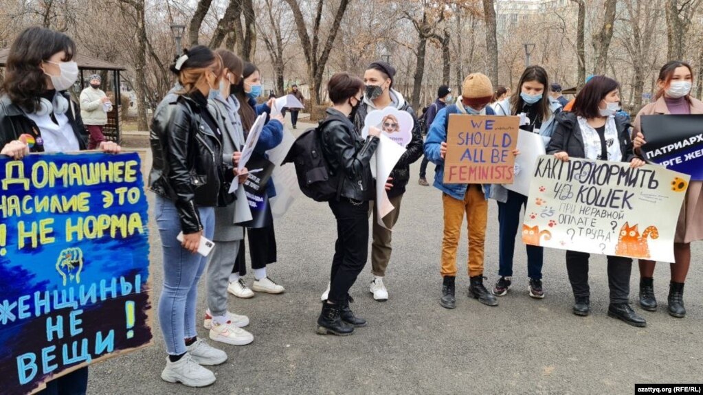 Активистки в парке Ганди. Алматы, 8 марта 2021 года.