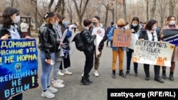 Активистки в парке Ганди в Алматы. 8 марта 2021 года.