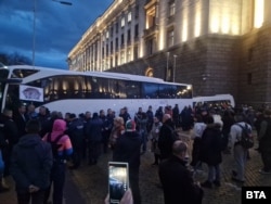 Полицията докара и паркира бял автобус на служебния вход на Народното събрание, 26 ноември 2025 г.