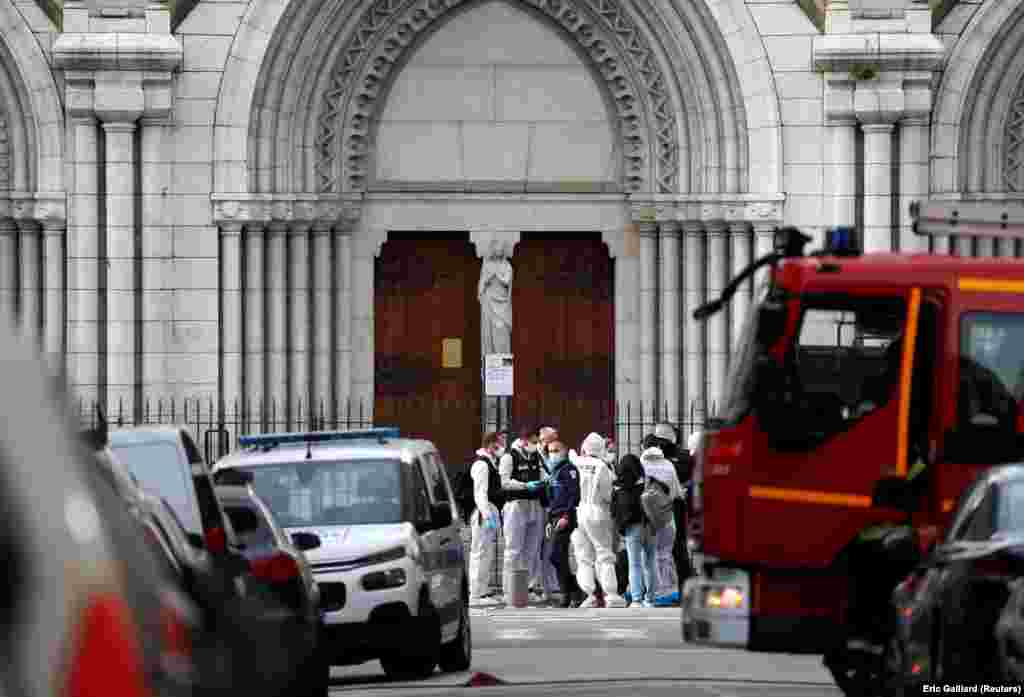 Ekipet e forenzikës në vendin e sulmit&nbsp;në bazilikën Notre-Dame.