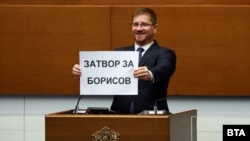 Заседанието на парламента започна с декларация на "Възраждане", мнозинството от депутатите напуснаха залата. На снимката: Димо Дренчев от "Възраждане", 27 февруари 2025 г.