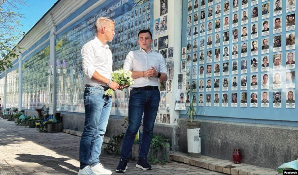 Петер Мадяр в Києві біля Стіни пам’яті про загиблих під час війни українських військових. Липень 2024 року