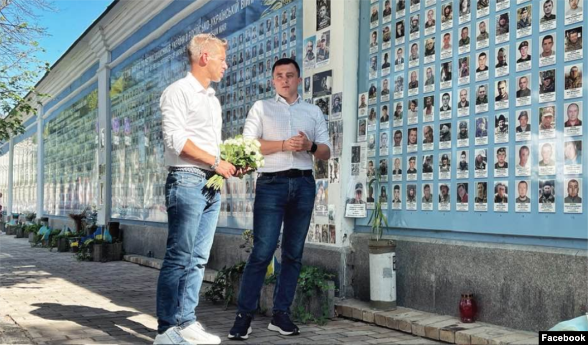 Петер Мадяр відвідував Київ ще як лідер угорської опозиції в липні 2024 року і поклав квіти до Стели полеглих захисників України. Але прийшовши до влади не поспішає з візитом до країни-сусідки, яка і надалі воює, відбиваючи агресію Росії