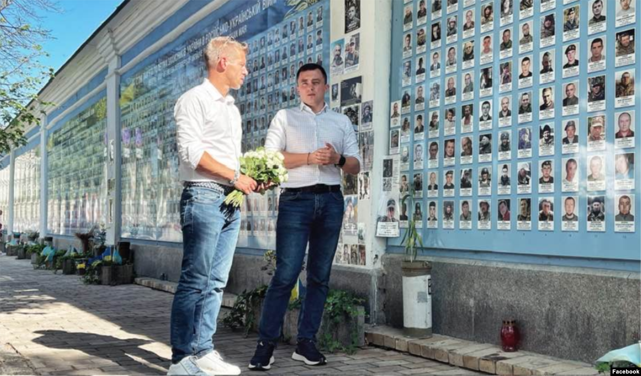 Петер Мадяр в Києві біля Стіни пам’яті про загиблих під час війни українських військових. Липень 2024 року