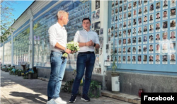 Петер Мадяр в Києві біля Стіни пам’яті про загиблих під час війни українських військових. Липень 2024 року