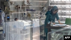 Əfqan mama-ginekoloq Kabuldakı özəl xəstəxanalardan birinin yeni doğulmuş körpələr şöbəsində.