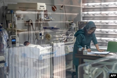 Një mami afgane në repartin e foshnjave në një spital privat në Kabul. (Foto nga arkivi)