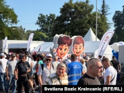 Maskote međunarodne izložbe EXPO na mitingu Srpske napredne stranke u Beogradu. Izložba EXPO će se održati u Beogradu 2027. godine, a izgradnju objekata prate optužbe dela javnosti za korupciju, što vlast negira.