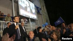 Лидер оппозиции Бидзина Иванишвили выступает перед своими сторонниками в Тбилиси. Ночь с 1 на 2 октября 2012 года