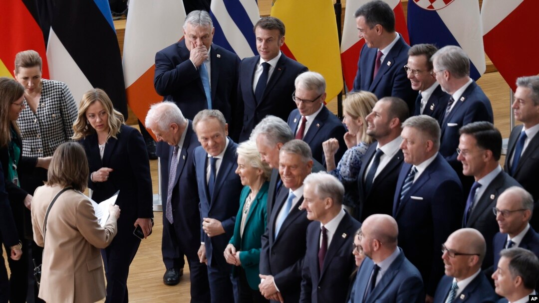 Liderii europeni se pregătesc de poza de grup, în urma summitului lor de la Bruxelles din 21 martie 2024.