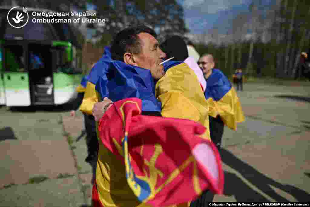 «Усі (крім одного оборонця), хто сьогодні повертається додому, не були підтверджені у полоні через МКЧХ. Вони були підтверджені з інших джерел. Один із повернутих додому вважався зниклим безвісти», – повідомив омбудсман