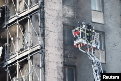 Vatrogasci rade na neboderu u kojem je izbio požar u nedelju, 29. avgust, Milano, 30. avgust 2021.