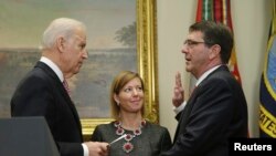 مراسم سوگند اشتون کارتر (سمت راست) که روز سه‌شنبه با حضور جو بایدن، معاون رییس جمهوری آمریکا، برگزار شد.