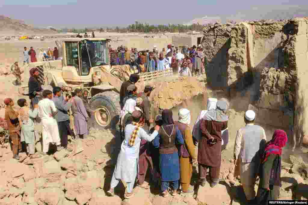 Жители собираются на месте после пакистанских авиаударов в районе Бихсуд, провинция Нангархар, Афганистан, 22 февраля 2026 года. REUTERS/Stringer 