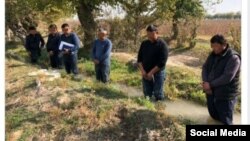 Lokalni zvaničnici i farmeri prisiljeni su da stoje u kanalu ispunjenom vodom