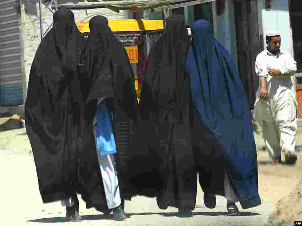 Pakistan - Studentice - Pakistanske studentice koje pripadaju Burqa-ženama na putu kući po završenoj nastavi. Ekstremisti patroliraju tamošnjim ulicama zahtijevajući od stanovništva da se odrekne svega ¨ne-islamskog¨. 