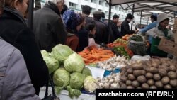 Жители Ашхабада считают, что торговцы специально завышают цеы во время месяца Рамадан, зная, что верующие готовы потратить последние деньги на продукты.