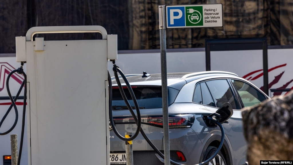 Një veturë elektrike duke u karikuar në një nga pikat e vendosura në Prishtinë. 