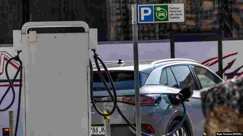 Një veturë elektrike duke u karikuar në një nga pikat e vendosura në Prishtinë. 