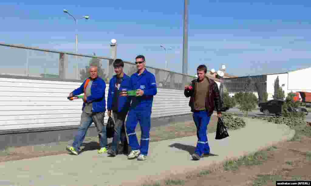 Aşgabadyň Bedew massiwindäki gurluşyklarda işleýän işçiler günortan naharyny iýmäne barýarlar.