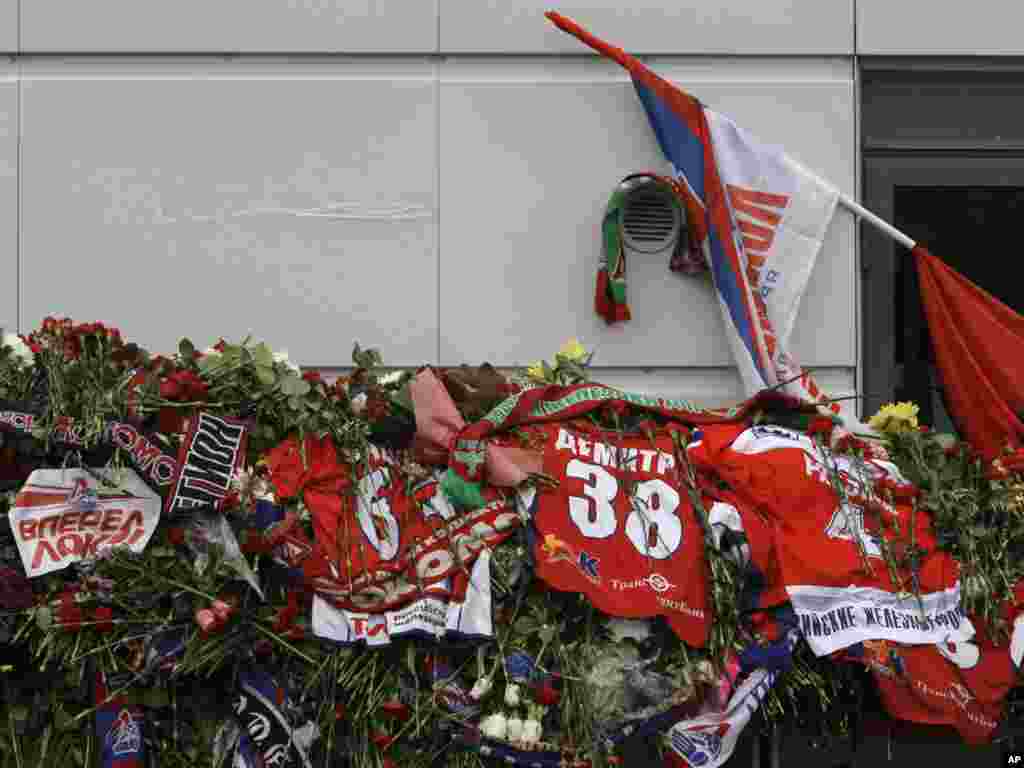 Thousands of flowers, team shirts, and flags are seen outside professional hockey team Lokomotiv Yaroslavl&#39;s arena in Yaroslavl on September 8. (Photo by Misha Japaridze for AP)