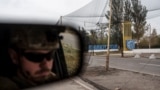 Лінія бойового зіткнення від Краматорська зараз приблизно за 15 кілометрів, згідно з мапою DeepState. На фото: українські військові в'їжджають в Краматорськ, 18 вересня 2025 року