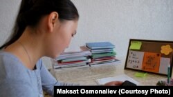 Онлайн режимде окуп жаткан окуучу. Кыргызстан.
