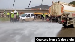 Cisterna iz koje je pušten mlaz vode, 14. april 2026.