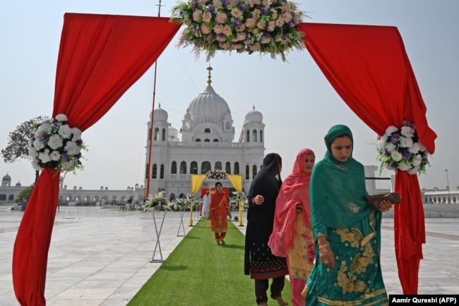 I pellegrini sikh arrivano per prendere parte a un rituale religioso in occasione del 481° anniversario della morte di Baba Guru Nanak Dev Ji, il fondatore del Sikhismo, al Gurdwara Darbar Sahib a Kartarpur, vicino al confine tra India e Pakistan nel Punjab, nel settembre 2020.