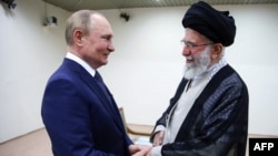 دیدار ولادیمیر پوتین (چپ) رئیس‌جمهور روسیه با علی خامنه‌ای، رهبر پیشین جمهوری اسلامی، در سال ۱۴۰۱