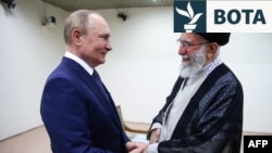 Udhëheqësi i ndjerë suprem i Iranit, ajatollah Ali Khamenei (djathtas), kishte takuar presidentin rus, Vladimir Putin, në Teheran, në korrik 2022.