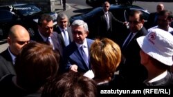 Armenia -- President Serzh Sarkisian speaks to protestеrs in Yerevan, 5June, 2017.