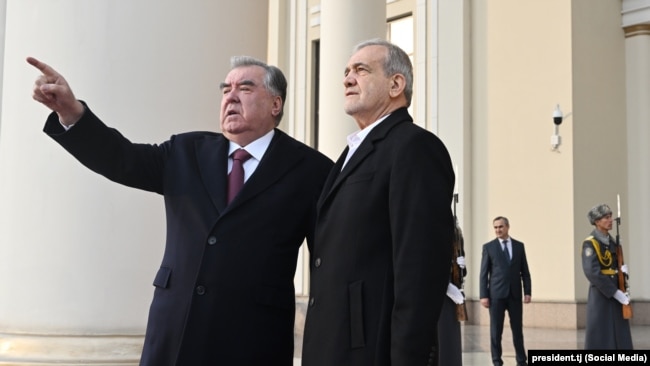 Таджикистан и Иран объединяют культурные и исторические связи. На фото: президент Таджикистана Эмомали Рахмон и совершающий госвизит в Душанбе президент Ирана Масуд Пезешкиан, январь 2025 года