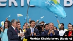 Президент Казахстана Касым-Жомарт Токаев и бывший президент Нурсултан Назарбаев участвуют в съезде правящей партии «Нур Отан» в Нур-Султане, 23 апреля 2019 года