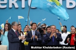 Действующий президент Казахстана Касым-Жомарт Токаев (первый слева) и бывший президент Нурсултан Назарбаев (крайний справа) участвуют в съезде правящей партии «Нур Отан». 23 апреля 2019 года.