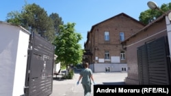 Poarta de la intrarea pe teritoriul Spitalului Clinic de Boli Infecțioase „Toma Ciorbă” din Chișinău