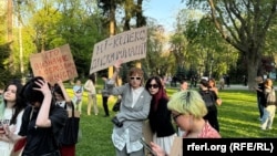 Учасники акції з плакатом «Ні - кодексу дискримінації». Київ, 5 травня 2026.