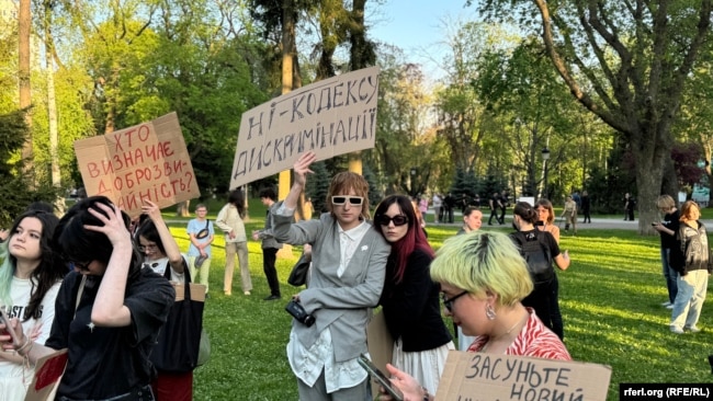 Учасники акції з плакатом «Ні - кодексу дискримінації». Київ, 5 травня 2026.
