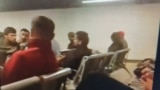 Муҳоҷирони тоҷик дар боздоштгоҳи пулиси Алмато.