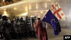 აქციის მონაწილე ზურაბ ჭავჭანიძე 4 ოქტომბერს ათონელის ქუჩაზე პრეზიდენტის რეზიდენციასთან. 