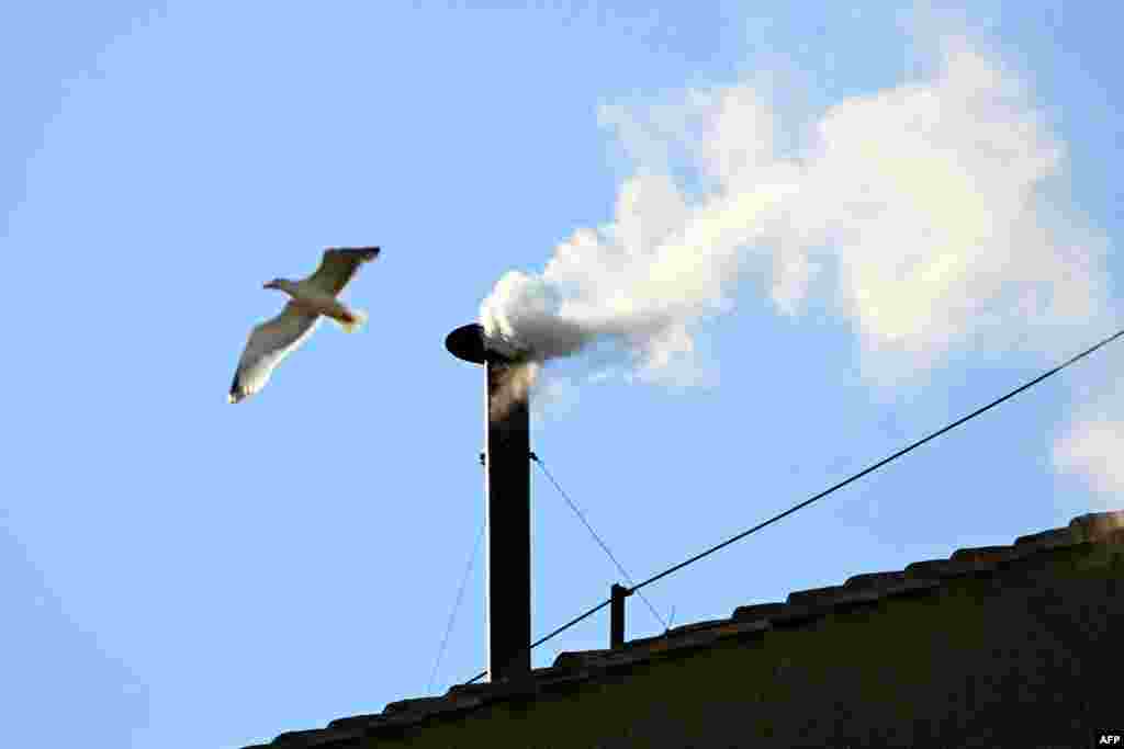 Bijeli dim izlazi iz dimnjaka Sikstinske kapele, 8. maj 2025.
